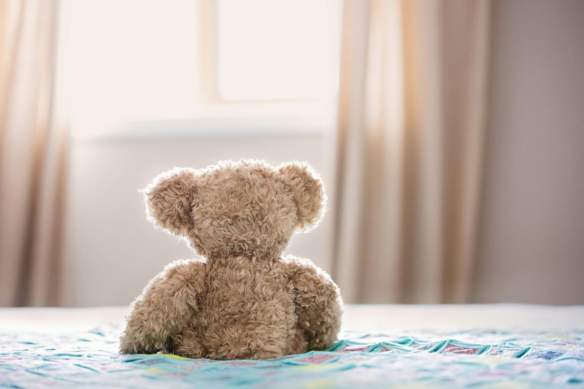 A child donate her teddy beaars to kids in the hospital