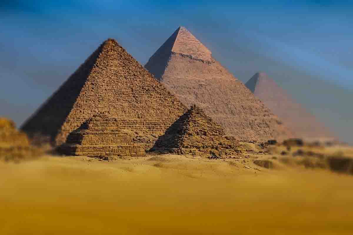 the secrets behind the construction of the Giza Pyramids