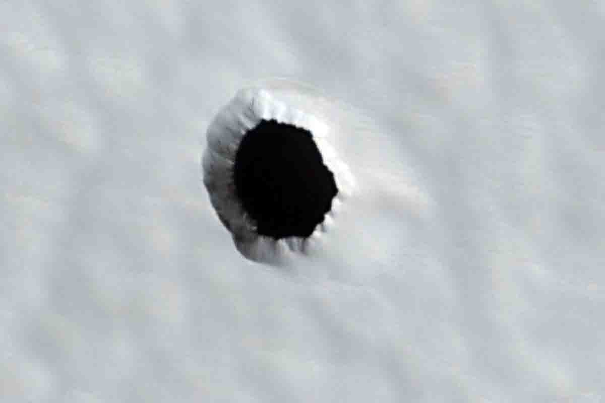 Mysterious hole on Mars