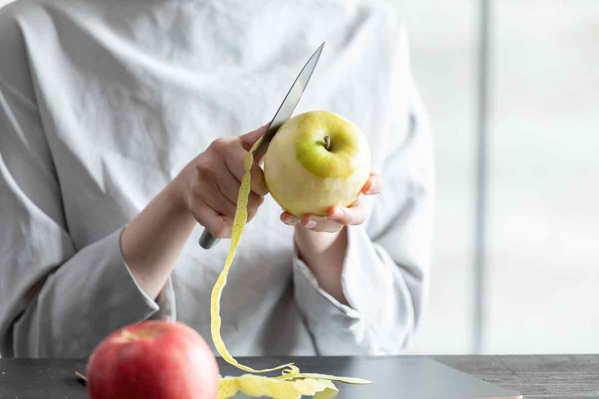 Peeling apples