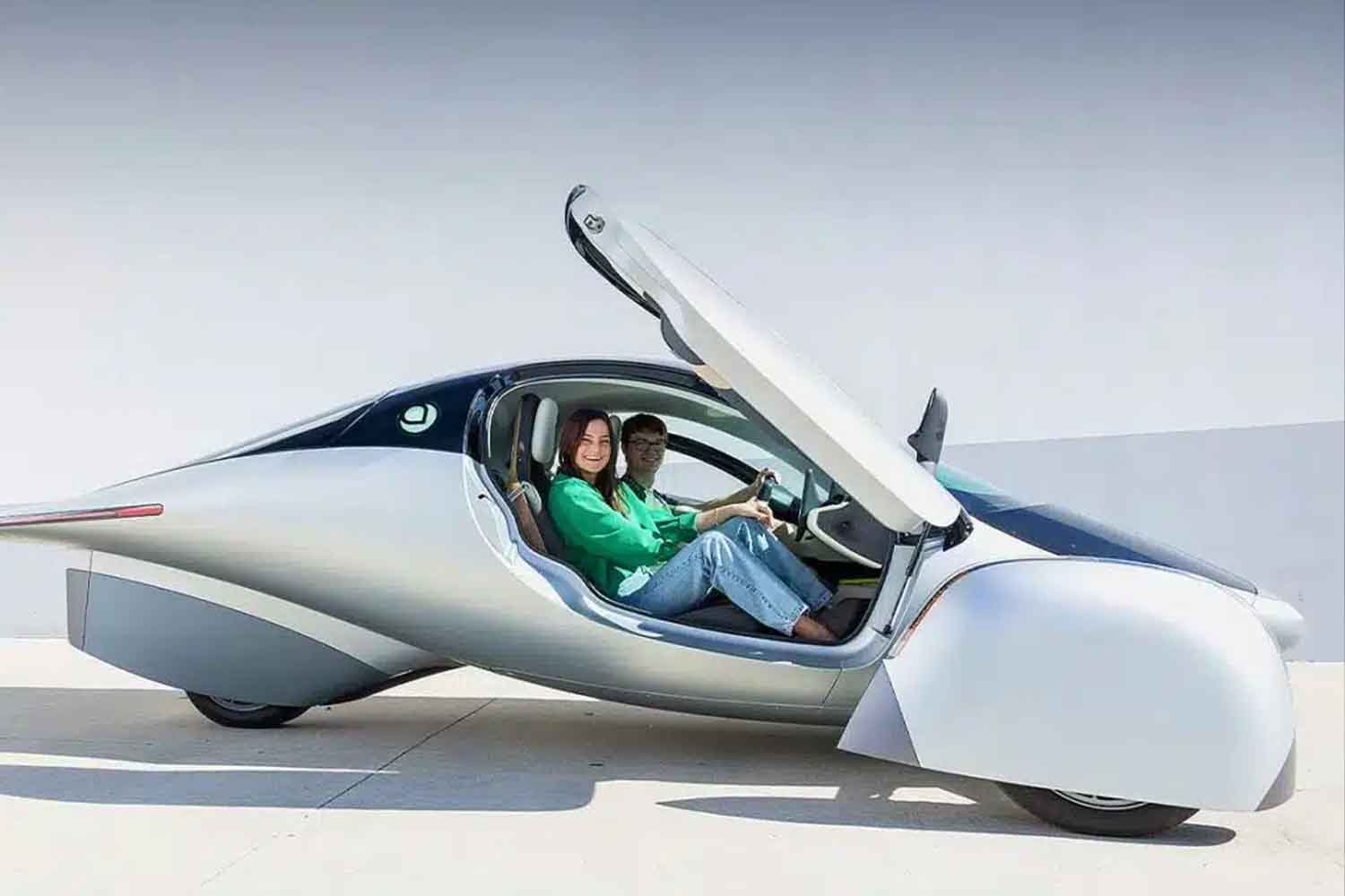 Electric vehicle that runs on solar energy